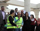 صور.. "الحاج على" يكرم المتطوعين فى معرض الكتاب ويرتدى زيهم 