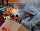 صورة.. طفل فلسطينى يواجه الاحتلال الإسرائيلى بمسدسه البلاستيك