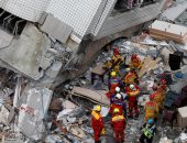 صور.. البحث عن عشرات المفقودين تحت أنقاض زلزال تايوان المدمر