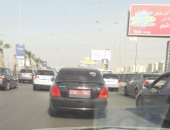 قارئ يرصد سيارة بدون لوحات معدنية أعلى المحور بمدينة 6 أكتوبر