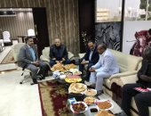 صور.. رئيس الكاف يتناول "فطير مشلتت" فى الأوكسا