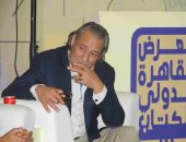 فاروق الفيشاوى يلقى قصيدة لـ سيد حجاب فى حفل ختام معرض الكتاب