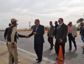 محافظ السويس ومدير الأمن يتفقدان الأكمنة الأمنية بطريق سيناء