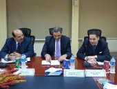 وزير قطاع الأعمال يبحث مع نائب رئيس بنك الاستثمار تسوية ديون القابضة للغزل