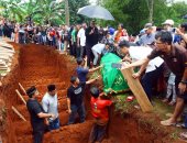 صور.. تشييع جثامين ضحايا تصادم حافلة بدراجة نارية فى إندونيسيا