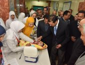صور .. محافظ أسيوط يطعم 3 أطفال فى أول يوم لحملة التطعيم ضد شلل الأطفال