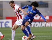 فيديو.. عمرو وردة يتعرض لهتافات عنصرية من جماهير أولمبياكوس