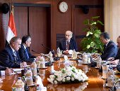 رئيس الوزراء يرأس اجتماعا لمتابعة مشروع إنشاء شركة للنقل الجماعى(صور)