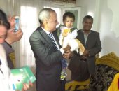 صور.. محافظ قنا: تطعيم 519 ألفا و794 طفلا ضد مرض شلل الأطفال