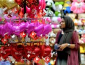 صور.. دباديب وقلوب تزين المتاجر فى الهند احتفالا بـ"عيد الحب"