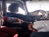 فيديو.. امسك مخالفة.. طفل يقود سيارة أجرة لنقل الركاب بمنشأة ناصر