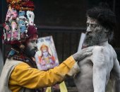 صور.. هندوس فى نيبال يلونون أجسادهم بالرماد احتفالا بكرنفال دينى