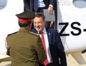 رئيس اللجنة الدولية للصليب الأحمر يصل مطار بنينا للقاء المشير خليفة حفتر