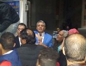 صور..نائب محافظ القاهرة يوزع سلعا غذائية وملابس على أهالى الأسمرات والنهضة