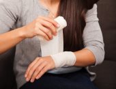 خطوة بخطوة.. تعلم الطريقة الصحيحة لعلاج الجروح بالمنزل