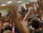 صور.. شرطة أمريكا داخل الفصول المدرسية بولاية فلوريدا بعد حادث إطلاق النار