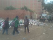 صور.. تراكم القمامة أمام مدرسة ثروت عكاشة فى بولاق الدكرور