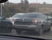 قارئ يرصد سيارة بدون لوحات وبزجاج فاميه بطريق صلاح سالم
