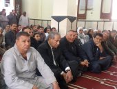 صور.. وزير التموين يؤدى صلاة الجمعة بقريته فى الشرقية