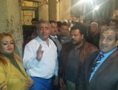 صور.. نائب محافظ القاهرة يوزع سلع غذائية وملابس على أهالى مثلث ماسبيرو