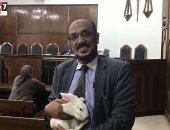 فيديو ..طاعن على قرارت الوطنية للانتخابات يصطحب أرنبا: يثبت امتلاكى مليونا