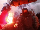 صور.. متظاهرون أوكرانيون يحرقون علم روسيا بعد اقتحام المركز الروسى بكييف