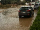 صور.. كسر ماسورة مياه فى المنطقة الصناعية بأكتوبر والمارة يتضررون