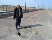 صور.. هبوط مفاجئ بكوبرى الحماد بكفر الشيخ.. ومساعد المحافظ يحذر السائقين