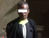 صور.. بائع "نبق" يخطف طفلا ويضعه على العربة الكارو والأهالى يضبطونه