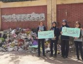 صور.. تلاميذ مدرسة التحرير بأسيوط يشتكون تراكم القمامة