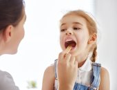 ماتستهونيش برائحة كريهة بفم طفلك.. قد تكون مؤشرا لـ 4 مشكلات صحية 