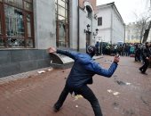 صور.. مظاهرات وأعمال شغب بشوارع أوكرانيا تطالب بعزل الرئيس بوروشنكو