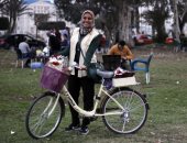فيديو وصور.. يا ورد مين يشتريك.. دراجة ياسمين معرض زهور متنقل بشوارع الإسماعيلية