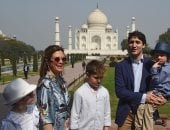 صور.. رئيس وزراء كندا يحمل طفله ويلتقط صوراً تذكارية فى ضريح "تاج محل" 