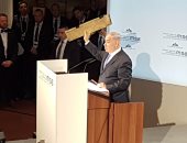 صور.. نتنياهو يحذر إيران ملوحا بقطعة طائرة: "لا تختبروا" إسرائيل