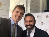 السفير جون كاسن ينشر صورة سيلفى مع حازم إمام ويعلق: "نورت يا إمبراطور"