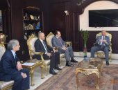 محافظ البحر الأحمر يلتقى بممثلى شركات البترول بالغردقة