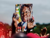 صور.. حشود فى زيمبابوى تخليداً لذكرى المعارض مورجان تسفانجيراى