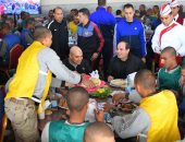 صور.. الرئيس السيسي يشارك طلبة الكلية الحربية وجبة الإفطار