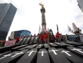 صور.. وقفة بالتوابيت فى المكسيك لإحياء ذكرى مقتل 65 شخصا بمنجم للفحم 