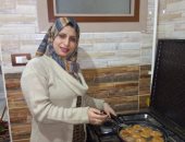 فيديو وصور.. لوجين تقهر البطالة من مطبخ منزلها بالمنوفية وتوفر 8 فرص عمل لشباب