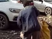 فيديو.. عامل نظافة يفرغ القمامة بأرض فضاء فى ميدان سرور بدمياط