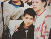 شاهد .. أحمد مرتضى فى الطفولة  بين أحضان رضا عبد العال 