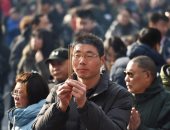 صور ..الصينيون يحرقون البخور بمعبد لاما احتفالا بعام الكلب