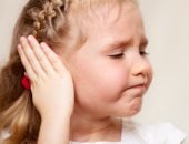 أسباب وأعراض عدوى التهاب الأذن عند الأطفال