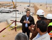 صور.. وزير الإسكان للعمال بمدينة العلمين: شكرًا.. تساهمون فى صنع مستقبل أفضل