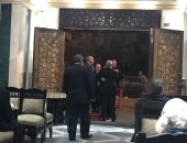 فيديو وصور.. الخطيب والعامرى ومصطفى عبده أول الحاضرين فى عزاء والدة إكرامى