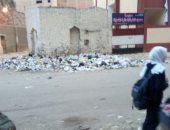 صور.. القمامة تحتل بوابة مدرسة محمود خاطر فى عين شمس