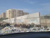صور.. القمامة تحاصر أسوار حديقة بدر بجسر السويس