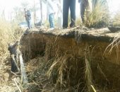 صور .. انهيار جزئى لطريق يربط بين قريتين بمركز ناصر شمال بنى سويف